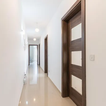 Beautiful 3 -bed In St.julians Lägenhet