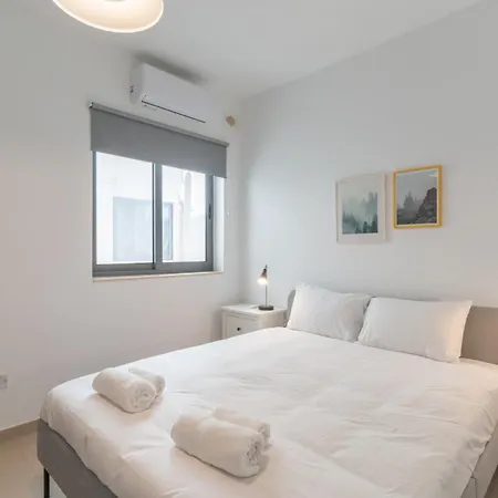 Apartment Beautiful 3 -bed In St.julians