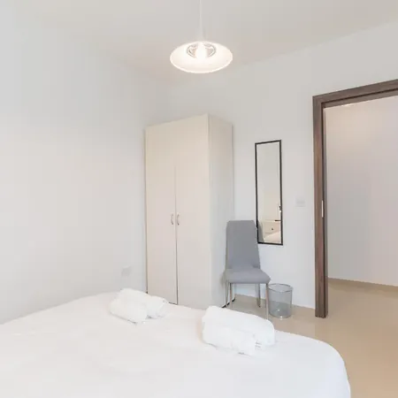 Beautiful 3 -bed In St.julians * San Julián