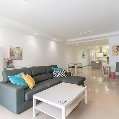 Beautiful 3 -bed In St.julians Apartamento