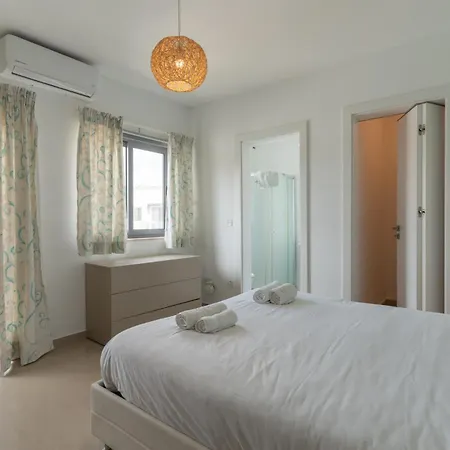 Beautiful 3 -bed In St.julians Appartement