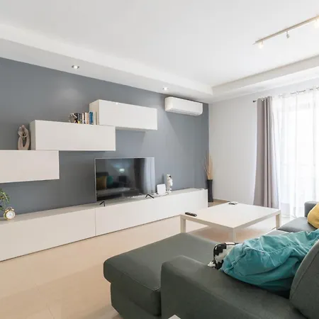 Beautiful 3 -bed In St.julians *
